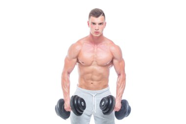 Yakışıklı güç atletik adam dumbbell güvenle ileriye bakıyor. Altı paketi ile güçlü vücut geliştirmeci, mükemmel ABS, omuzlar, Biceps, Triceps ve göğüs. Güçlü atletik adam-Fitness modeli gösteren