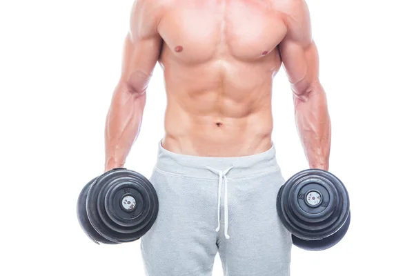 Kraftvoller Bodybuilder, der die Übungen mit Kurzhanteln macht. Foto eines kräftigen Männchens mit nacktem Oberkörper auf dunklem Hintergrund. Stärke und Motivation — Stockfoto