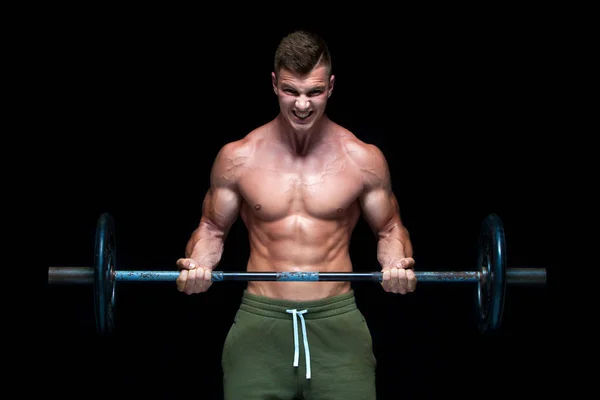 Gespierde man trainen in Studio doen oefeningen met barbell bij biceps, sterke mannelijk naakte torso ABS. geïsoleerd op zwarte achtergrond. Kopieer ruimte. Sterke spanning. Zweet. Schreeuwen. — Stockfoto