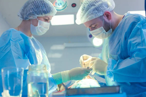 Equipo Médico Realizando Operación Quirúrgica en Sala de Operaciones Moderna. Rinoplastia —  Fotos de Stock