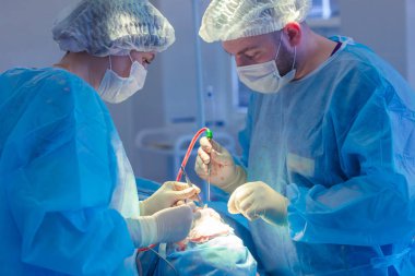 Modern ameliyathane cerrahi operasyonu gerçekleştiren tıp ekibi. Rinoplasti