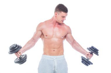 Yakışıklı güç atletik adam dumbbell güvenle ileriye bakıyor. Altı paketi ile güçlü vücut geliştirmeci, mükemmel ABS, omuzlar, Biceps, Triceps ve göğüs. Güçlü atletik adam-Fitness modeli gösteren