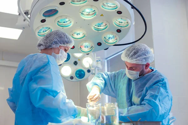 Modern ameliyathane cerrahi operasyonu gerçekleştiren tıp ekibi. Rinoplasti — Stok fotoğraf