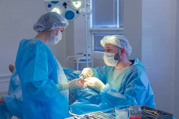 Медична команда виконує хірургічну операцію в сучасному операційному залі. ринопластики — стокове фото