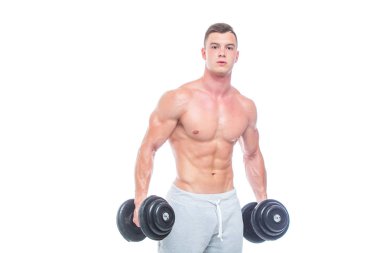 Egzersizleri halterlerle yapan güçlü bir vücut geliştirici. Siyah arka planda çıplak gövdeli güçlü bir erkek fotoğrafı. Kuvvet ve motivasyon