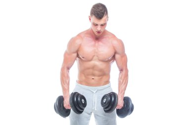 Yakışıklı güç atletik adam dumbbell güvenle ileriye bakıyor. Altı paketi ile güçlü vücut geliştirmeci, mükemmel ABS, omuzlar, Biceps, Triceps ve göğüs. Güçlü atletik adam-Fitness modeli gösteren