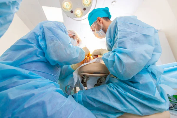 대머리 치료. 모발 이식. 수술실에서 외과 의사는 모발 이식 수술을 수행합니다. 머리의 부분에서 모낭을 이동하는 외과 기술. — 스톡 사진