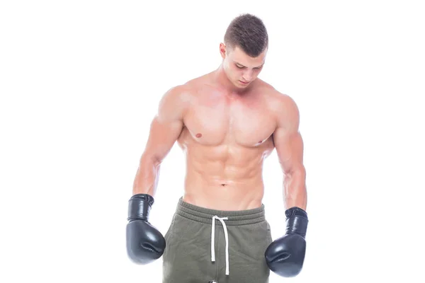 Muskulös ung man i svart boxning handskar och shorts visar olika rörelser och strejker i studion på en vit bakgrund. Stark atletisk man-fitness modell som visar hans perfekta kropp. Kopiera — Stockfoto