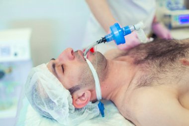 Anestezist operasyon odasında trakeal entübasyonu yapıyor. Ameliyat hazırlığı. Rinoplasti