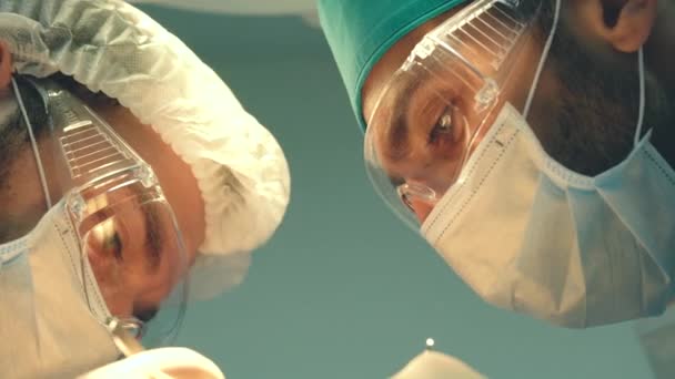 Θεραπεία της φαλάκρα. Μεταμόσχευση μαλλιών. Χειρούργοι στο χειρουργείο διεξάγουν εγχείρηση μεταμόσχευσης μαλλιών. Χειρουργική τεχνική που μετακινεί τα τριχοθυλακίων από ένα μέρος του κεφαλιού — Αρχείο Βίντεο