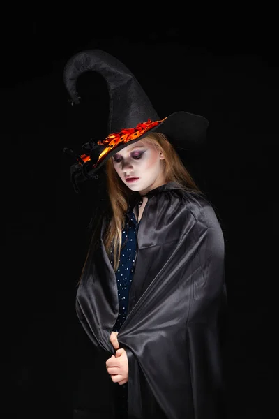 Хэллоуин. Ведьма с пауком на шляпе на черном фоне. Красивая молодая удивленная женщина в шляпе и костюме ведьмы. Широкий дизайн вечеринки Хэллоуин. Скопировать-вставить. Концепция колдовства — стоковое фото