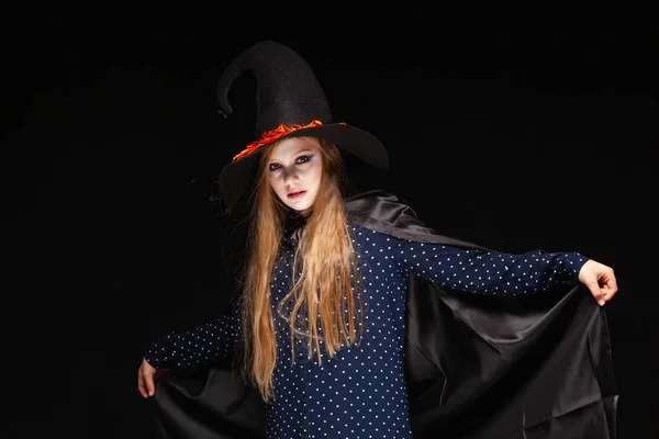 Halloween. Boszorkány egy pók a kalapját a fekete háttér. Gyönyörű fiatal meglepett nő boszorkányok kalap és jelmez gazdaságban. Széles Halloween Party Art Design. Copy-beillesztés. Witch Craft koncepció. — Stock Fotó