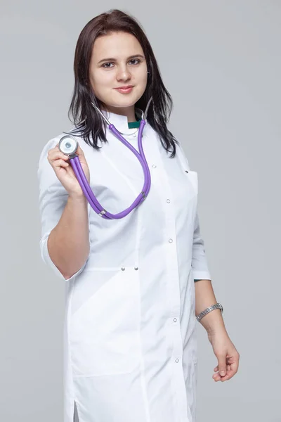 聴診器で立っている美しい女性医師の肖像 — ストック写真