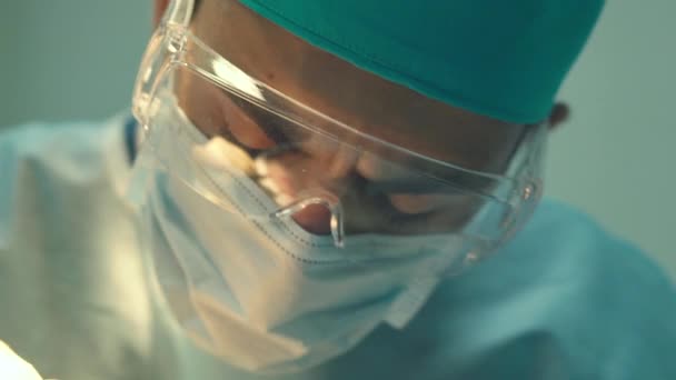Skallighet behandling. Hårtransplantation. Kirurger i operationssalen utför hår transplantationskirurgi. Kirurgisk teknik som flyttar hårsäckarna från en del av huvudet. — Stockvideo