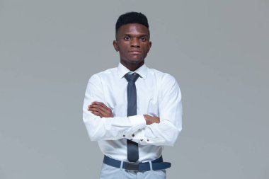 Portre başarılı gülümseyen neşeli afrikalı-amerikalı işadamı yönetici şık şirket lideri. Gri arka planda yalıtılmış.
