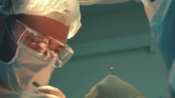 Péče o plešatost. Transplantace vlasů. Chirurgové v operačním sále provádějí transplantaci vlasů. Chirurgická technika, která přesouvá vlasový folikles z části hlavy. — Stock video
