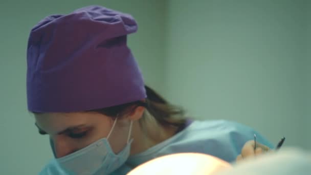 Skallighet behandling. Hårtransplantation. Kirurger i operationssalen utför hår transplantationskirurgi. Kirurgisk teknik som flyttar hårsäckarna från en del av huvudet. — Stockvideo