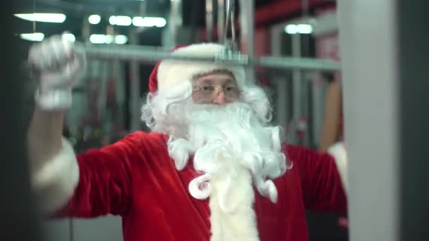 Allenamento di Babbo Natale in palestra il giorno di Natale. esercizio-macchina . — Video Stock