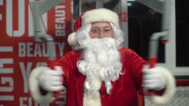Treinamento de Papai Noel no ginásio no dia de Natal — Vídeo de Stock