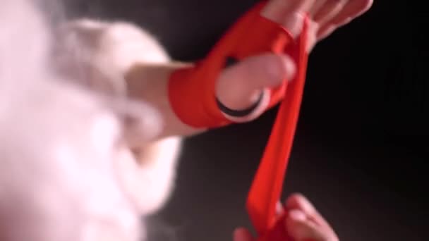 Sinterklas Fighter kickbox Dengan perban merah terhadap latar belakang dinding . — Stok Video