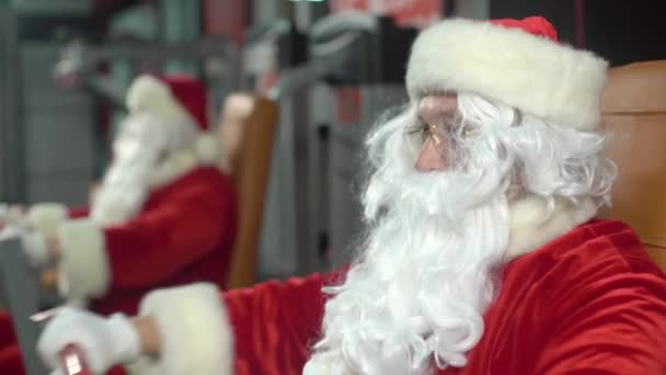 Treinamento de Papai Noel no ginásio no dia de Natal — Vídeo de Stock