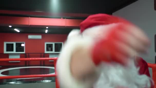 Papai Noel lutador kickbox com bandagens vermelhas boxeador no ringue. Papai Noel boxer formação duro . — Vídeo de Stock