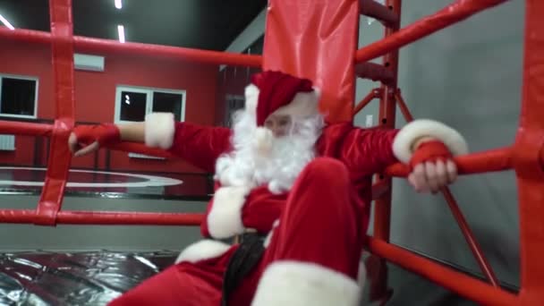 Ringde kırmızı bandajlı Noel Baba Dövüşçüsü kickbox 'ı. Noel Baba boksörü sıkı çalışıyor.. — Stok video