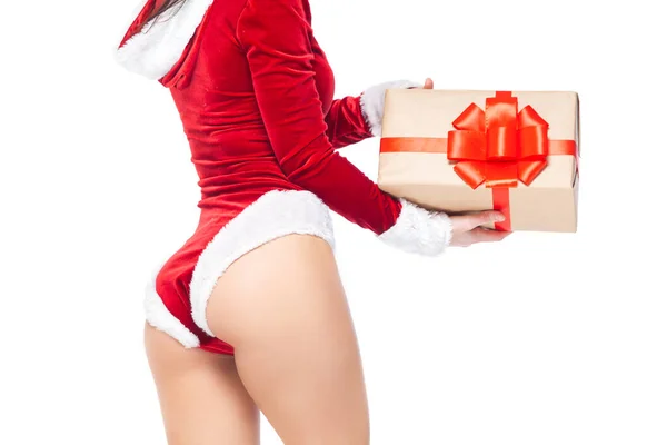 No Natal. Menina fitness esportes em vermelho sexy traje de Papai Noel segurando uma caixa de presente amarrada com uma fita vermelha com um arco. Isolado sobre fundo branco . — Fotografia de Stock