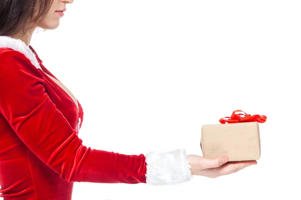 Natale. Mano di una donna in costume da Babbo Natale che tiene in mano una scatola regalo legata con un nastro rosso con un fiocco. Isolato su sfondo bianco . — Foto Stock