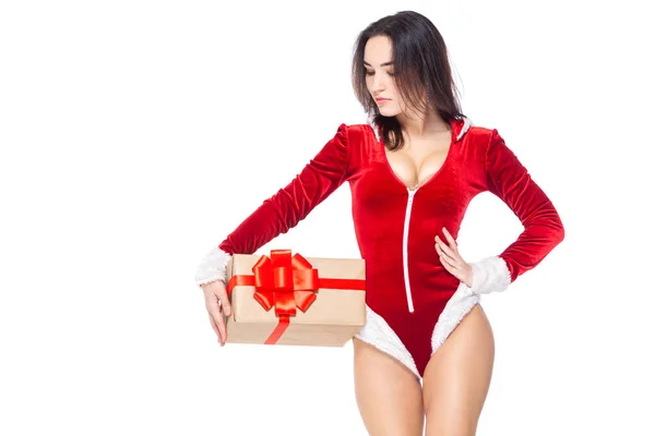 Weihnachten. Sport-Fitness-Mädchen im roten sexy Weihnachtsmann-Kostüm mit einer Geschenkschachtel, die mit einer roten Schleife mit Schleife gebunden ist. isoliert auf weißem Hintergrund. — Stockfoto