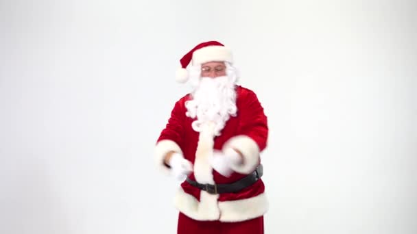 No Natal. Papai Noel em um fundo branco dançando, regozijando, feliz, acenando com as mãos . — Vídeo de Stock