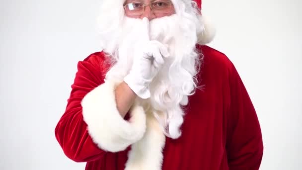 圣诞节。 圣诞老人在白色的背景上与一个红色的盒子与弓，给它。 出席情况. — 图库视频影像