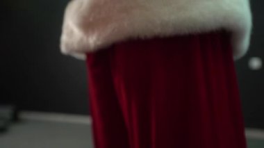 Noel günü spor salonunda Noel Baba eğitimi. Noel Baba Çekiçle Tekerleğe Vuruyor.