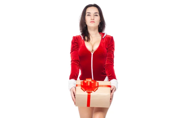 Noel zamanı. Kırmızı seksi Noel Baba kostümlü spor fitness kızı elinde kırmızı kurdeleyle bağlı bir hediye kutusu tutuyor. Beyaz arkaplanda izole. — Stok fotoğraf