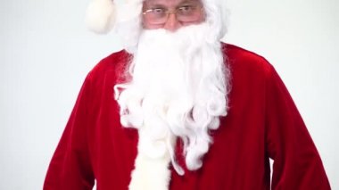 Noel zamanı. Noel Baba beyaz arka planda boks ve kickboks için kırmızı fiyonklarda. Bir dövüşçünün görüntüsü..