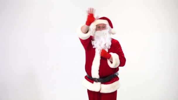 No Natal. Papai Noel em um fundo branco em arcos vermelhos para boxe e kickboxing cumpre golpes. A imagem de um lutador . — Vídeo de Stock