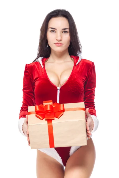 Vánoce. Sportovní fitness dívka v červeném sexy kostýmu Santa Clause drží dárkovou krabici svázanou červenou stuhou s mašlí. Izolováno na bílém pozadí. — Stock fotografie