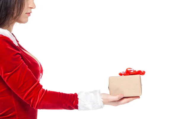 Natale. Mano di una donna in costume da Babbo Natale che tiene in mano una scatola regalo legata con un nastro rosso con un fiocco. Isolato su sfondo bianco . — Foto Stock