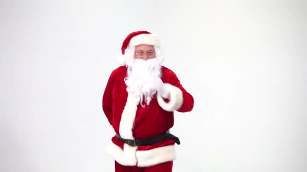 Weihnachten. Weihnachtsmann auf weißem Hintergrund mit rotem Kasten und Schleife gibt es. Geschenk. — Stockvideo