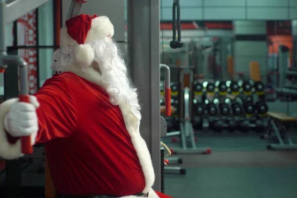 Trening Świętego Mikołaja na siłowni w Boże Narodzenie. — Zdjęcie stockowe