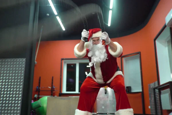 Trening Świętego Mikołaja na siłowni w Boże Narodzenie. Santa Claus z liną bitewną w siłowni funkcjonalnej — Zdjęcie stockowe