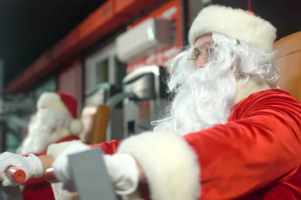 Trening Świętego Mikołaja na siłowni w Boże Narodzenie. — Zdjęcie stockowe