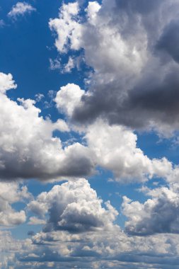 Güzel bulutlu mavi gökyüzü