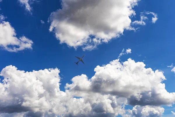 Uçak Havada Uçuyor — Stok fotoğraf