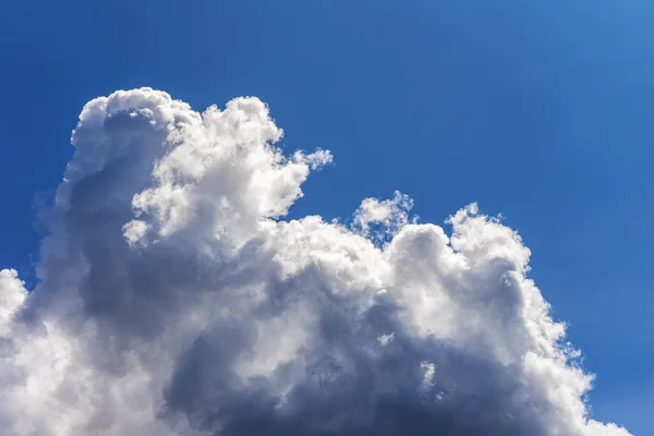 Céu Azul Com Belas Nuvens — Fotografia de Stock