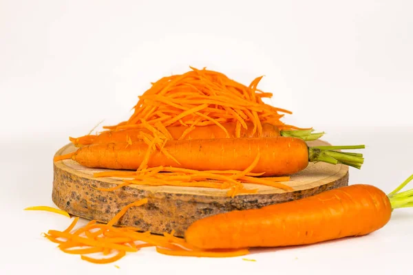 Морква Лежить Білому Тлі — стокове фото