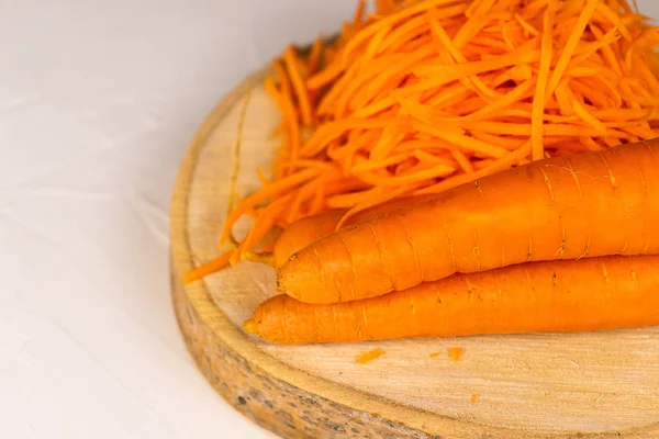 Морква Лежить Білому Тлі — стокове фото