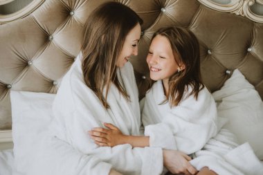 Anne ve kızı yatakta yastık, yastık mücadele mücadele