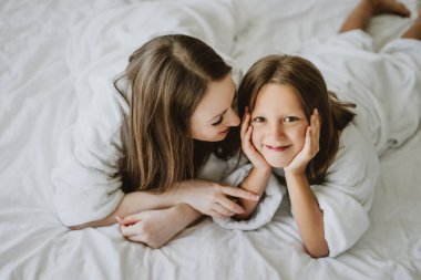 Anne ve kızı yatakta yastık, yastık mücadele mücadele