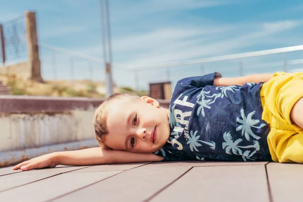 Yazın gökyüzüne karşı palmiye ağaçlı güzel bir tişörtle
